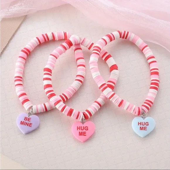 Valentine'S Day Heart-Shaped Charms That Say 'Hug Me' And 'Be Mine'. - Picture 6 of 12